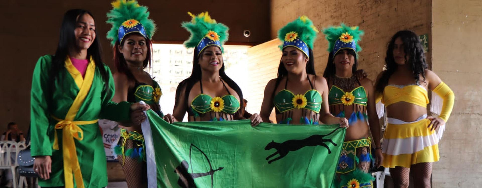 Mujeres trans con bandera