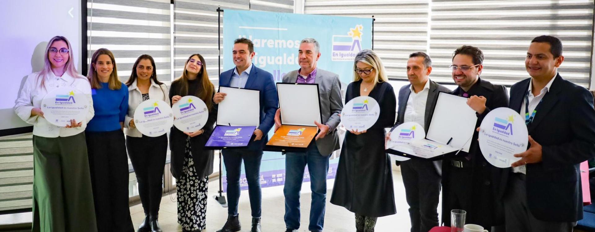 Personas en premiación de la segunda fase de "En Igualdad Sello Distrital de Igualdad de Género"