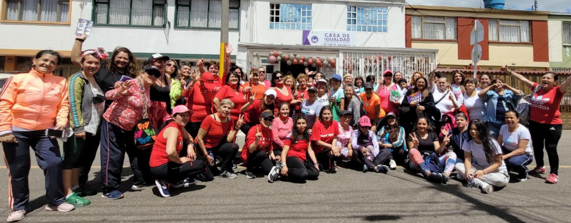 Grupo de mujeres en entrada de CIOM