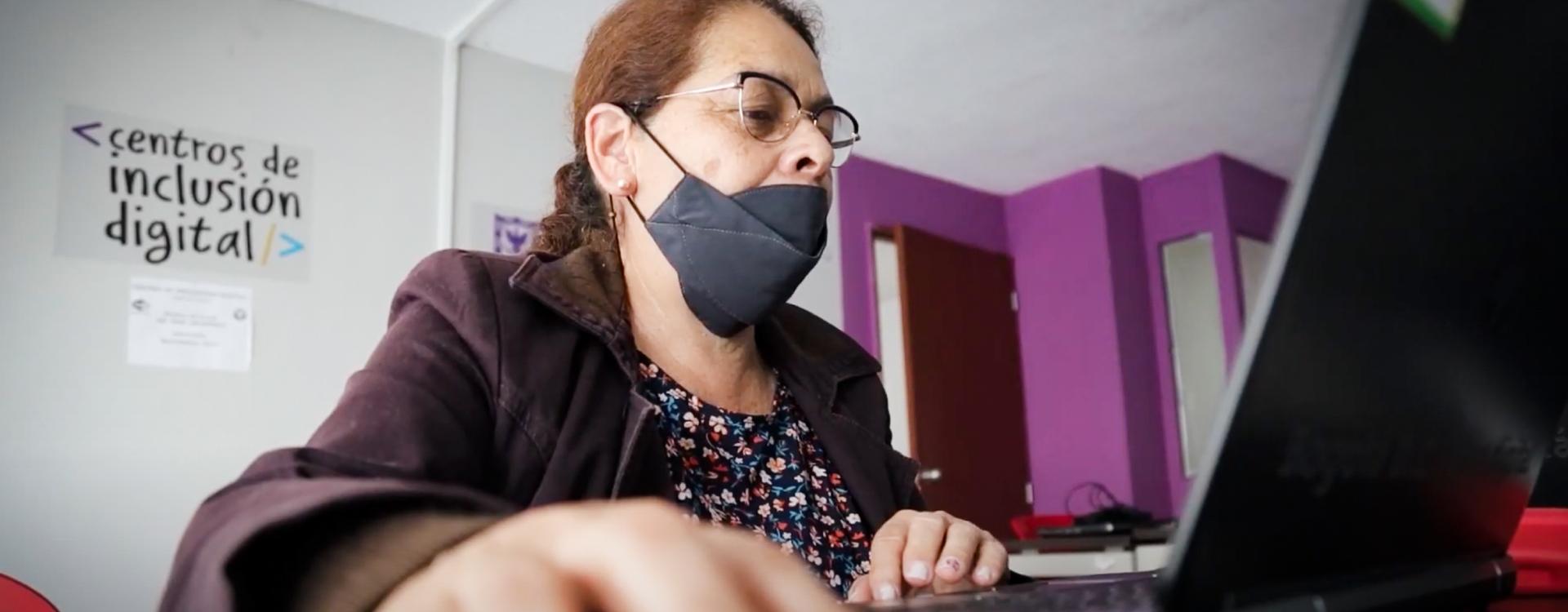 Mujeres tomando clase virtual