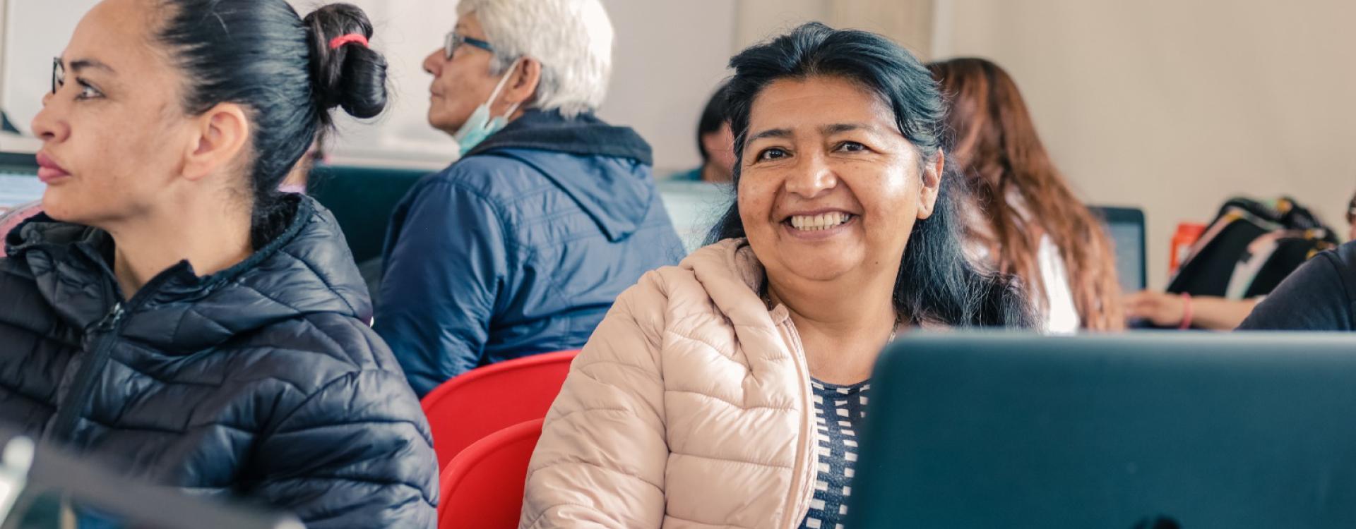 Mujer tomando curso gratuito en centro de inclusión digital