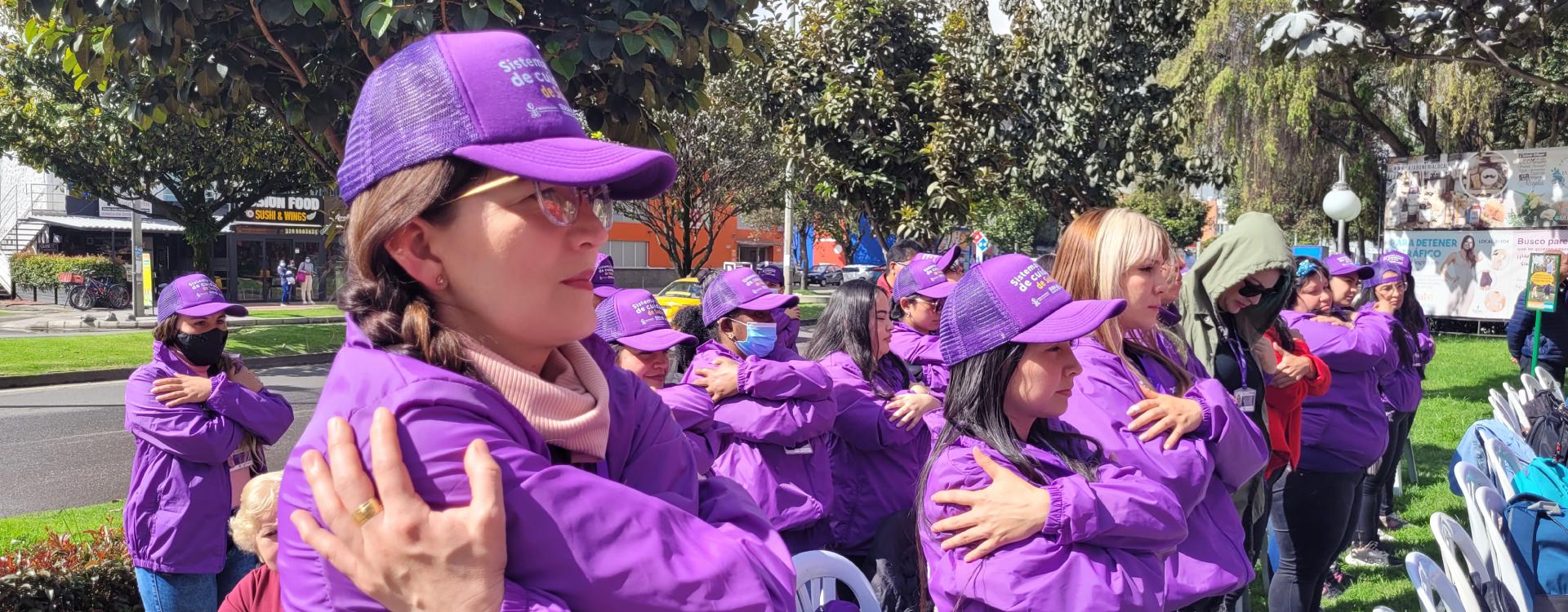 Funcionarias de SDMujer promocionando apoyo para prevenir violencias basadas en género