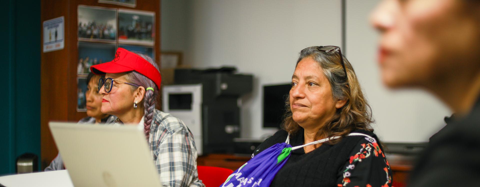 Mujeres en curso de formación en manzana del cuidado