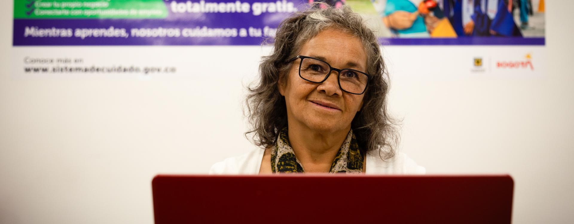 Mujer mayor en computador tomando curso