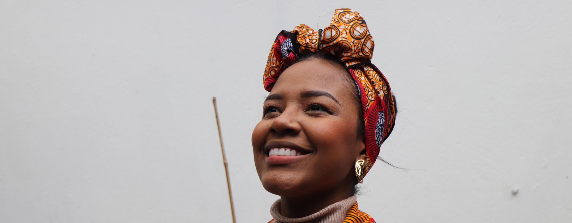 Mujer afrocolombiana feliz