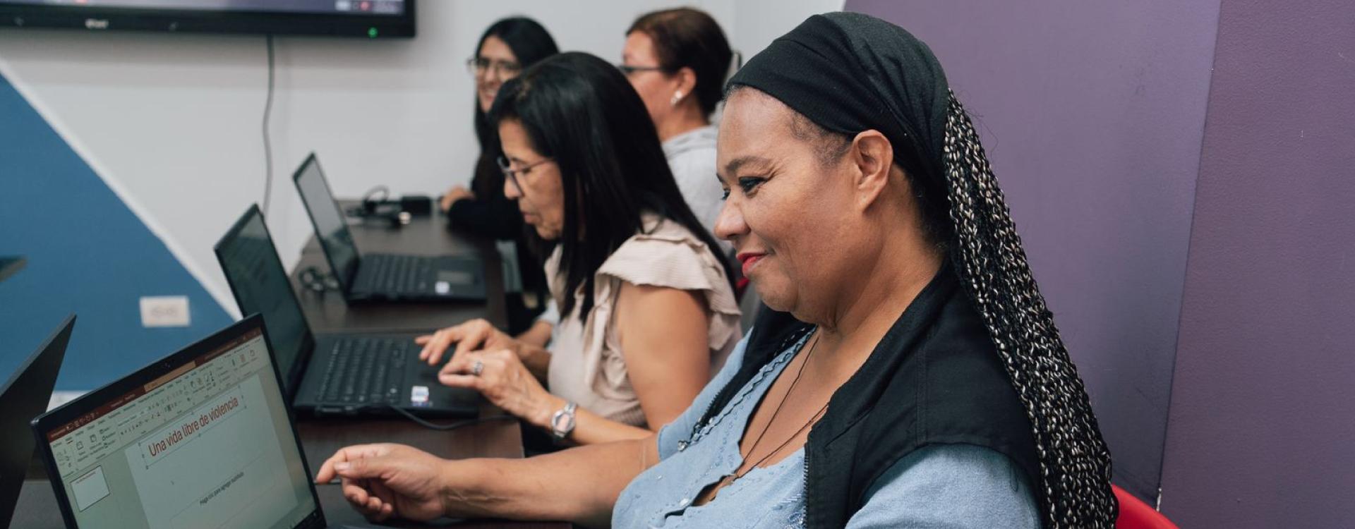 Mujer afro en clase virtual