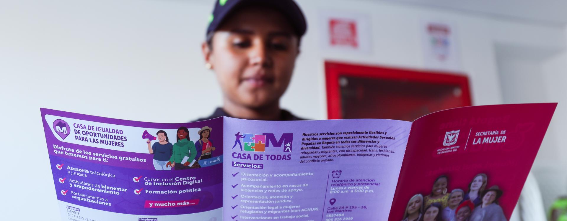 Mujer policía leyendo información de la SDMujer