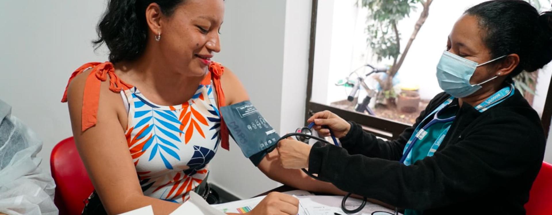 Mujer tomando examen de tensión