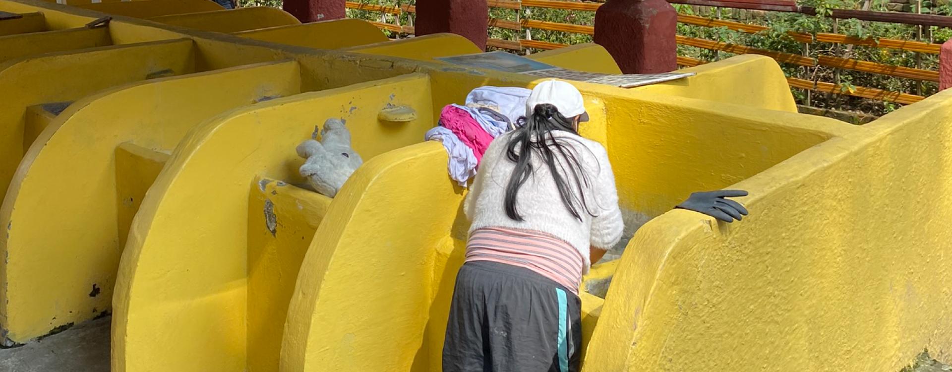 Mujer mayor en lavandería del barrios Fabrica de Loza