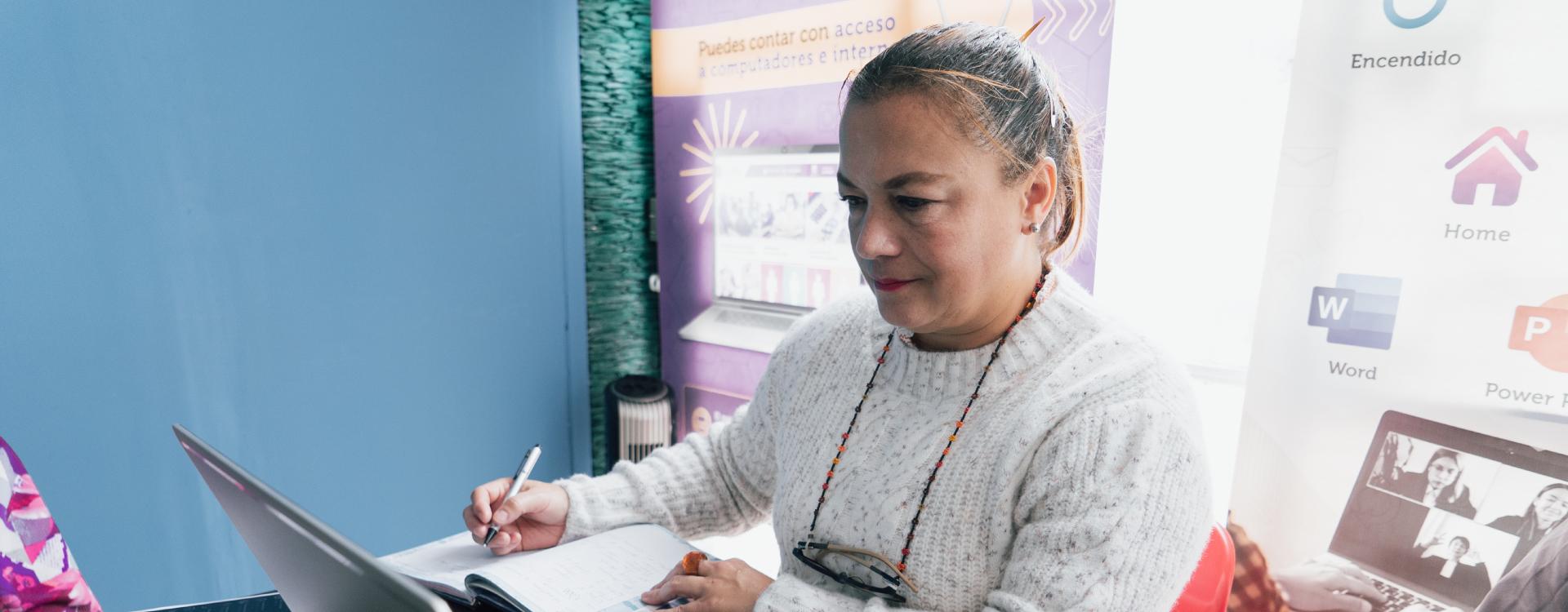 Mujer en clases de formación en CID