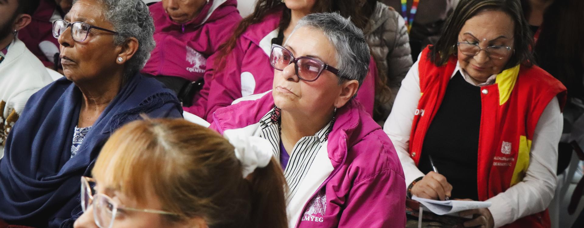 Mujeres participando en reuniones locales