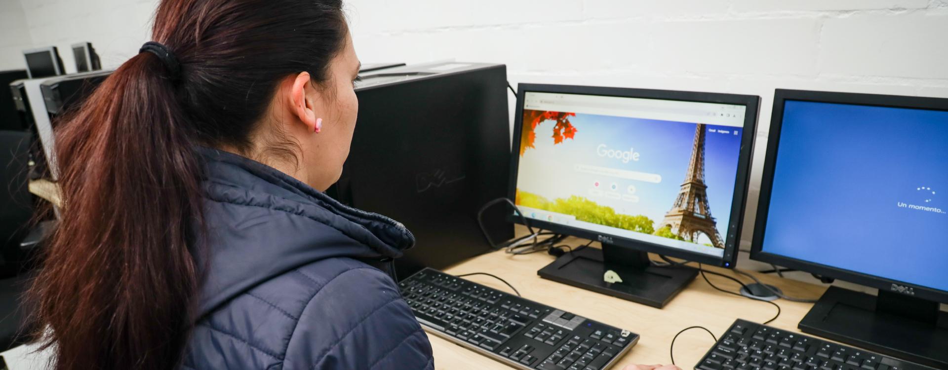 Mujer estudiando en pc