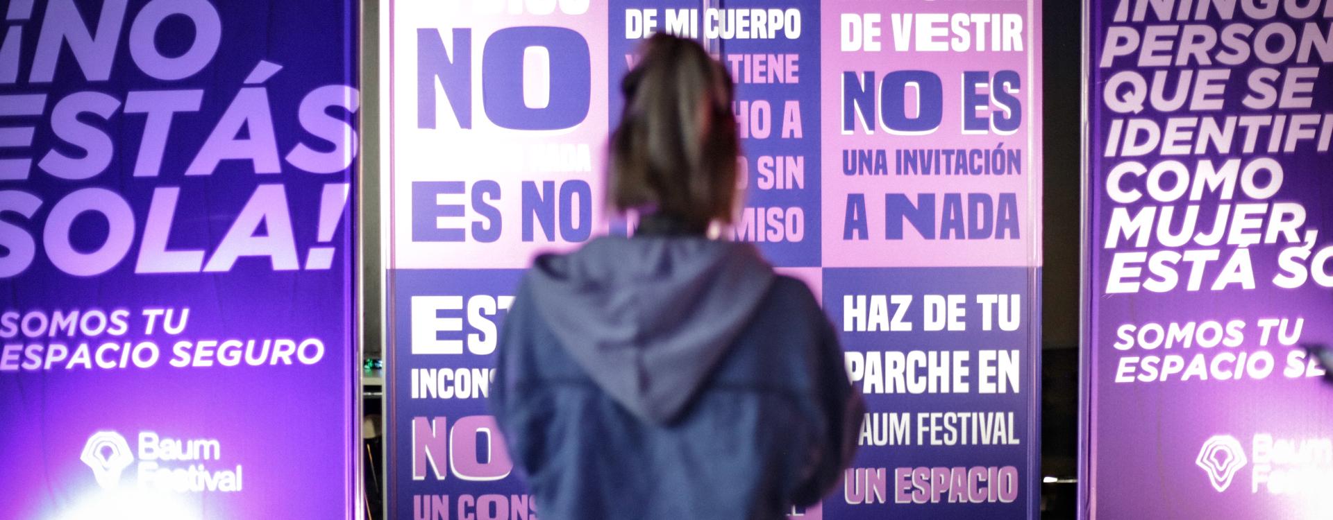 Mujer mirando mensajes en pared