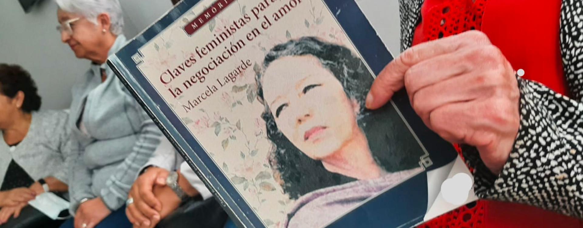 Libro en manos de una mujer