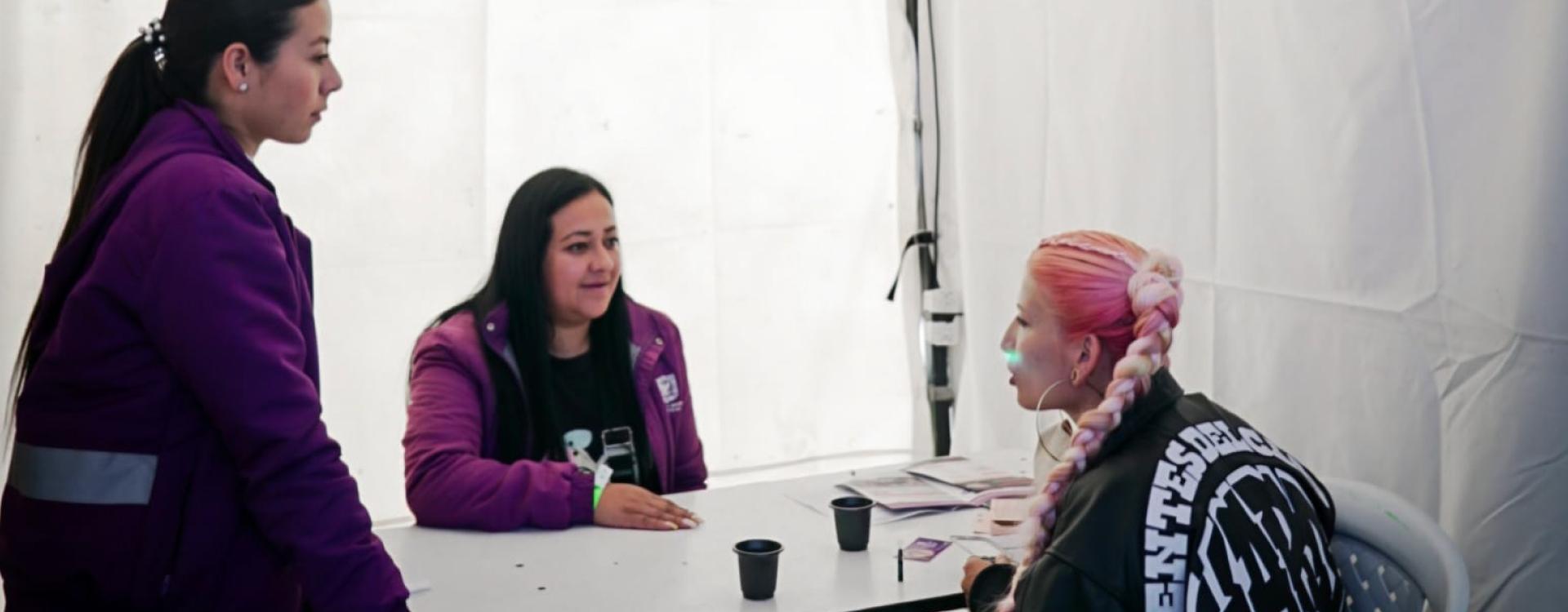 Mujeres en atención en festival musical
