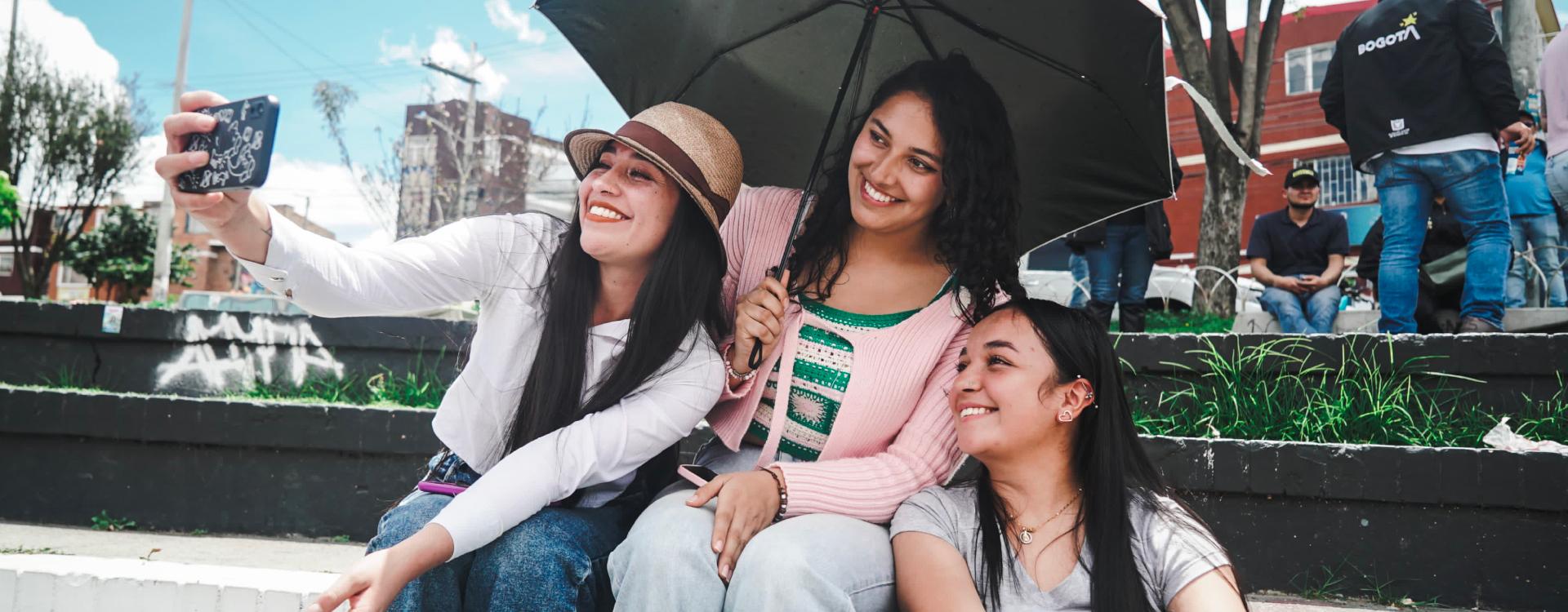 Mujeres jovenes se toman foto