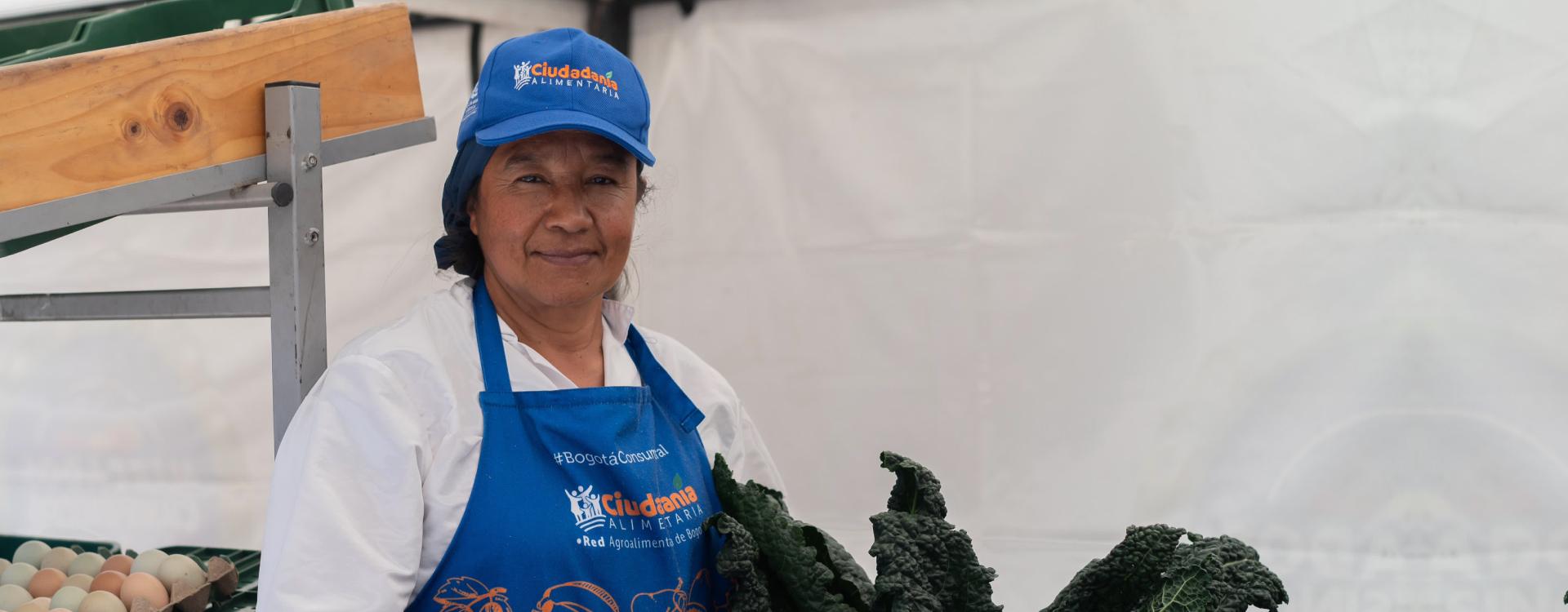 Mujer campesina con sus productos