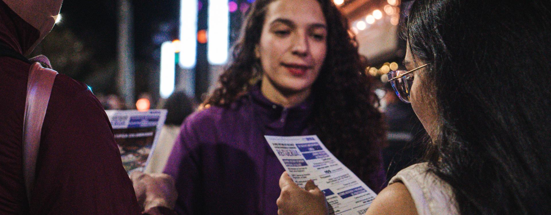 Mujer en la calle dando a conocer RUA