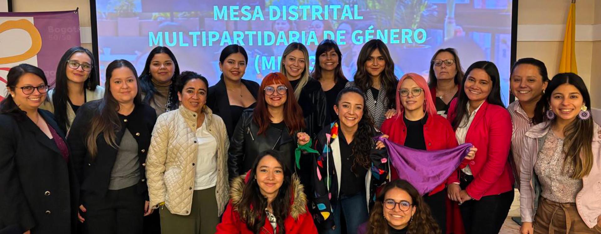 Grupo de mujeres de mesa multipartidaria