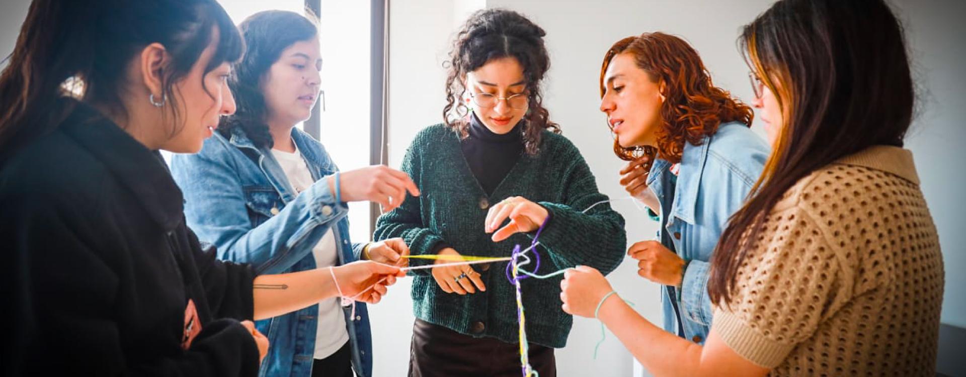 Mujeres realizando actividad grupal