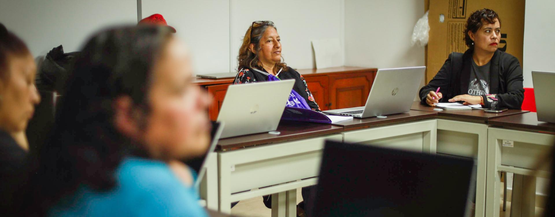 Mujeres aprendiendo en curso virtual