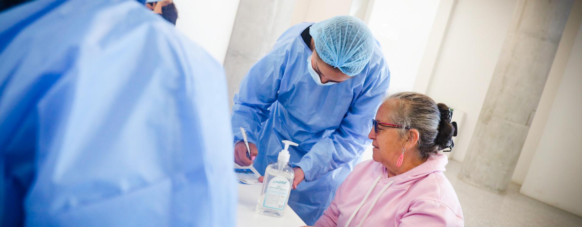 Profesional con mujer en hospital