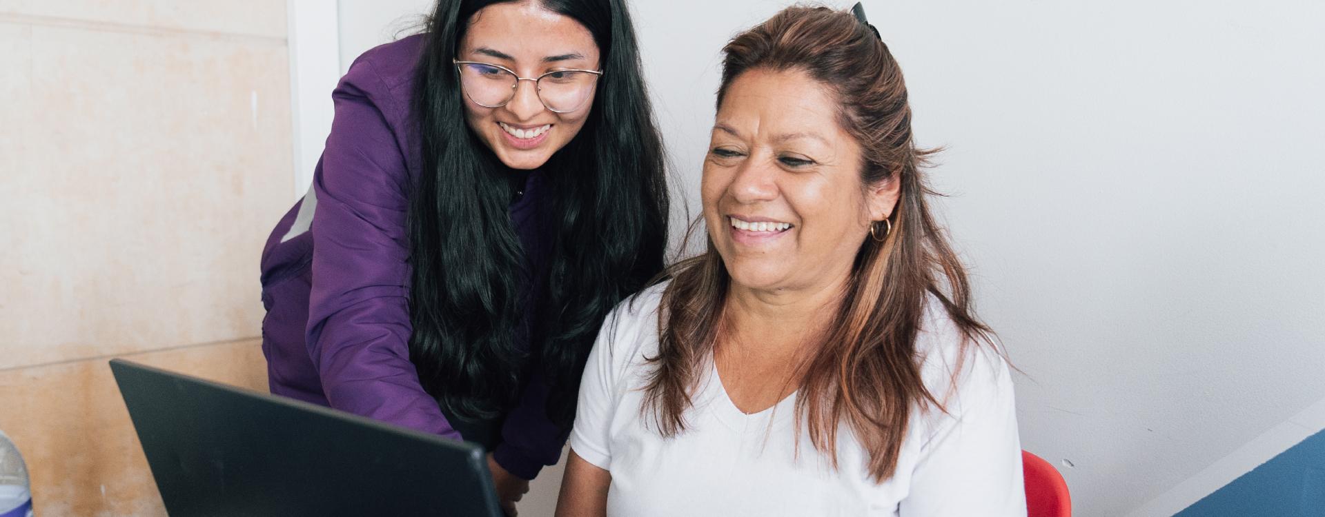 Mujer en centro de inclusión digital en jornada de formación