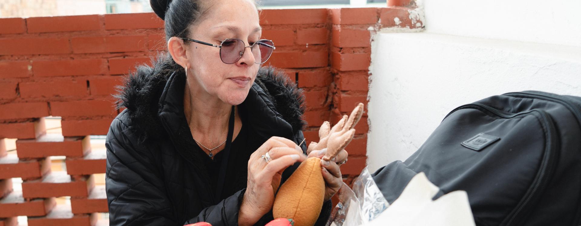 Mujer con manualidades