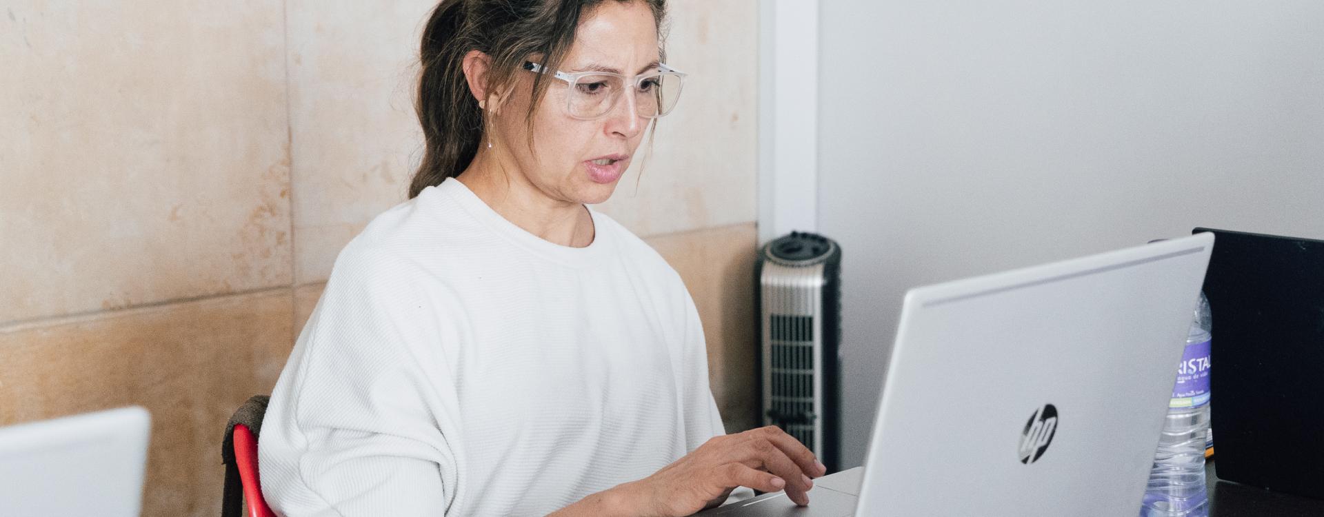 Mujer en pc aprendiendo