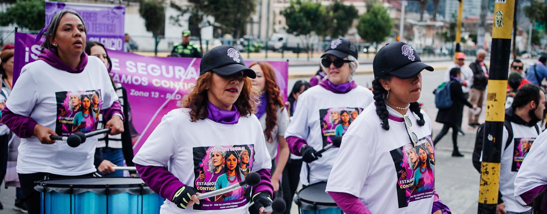 Mujeres en batucada