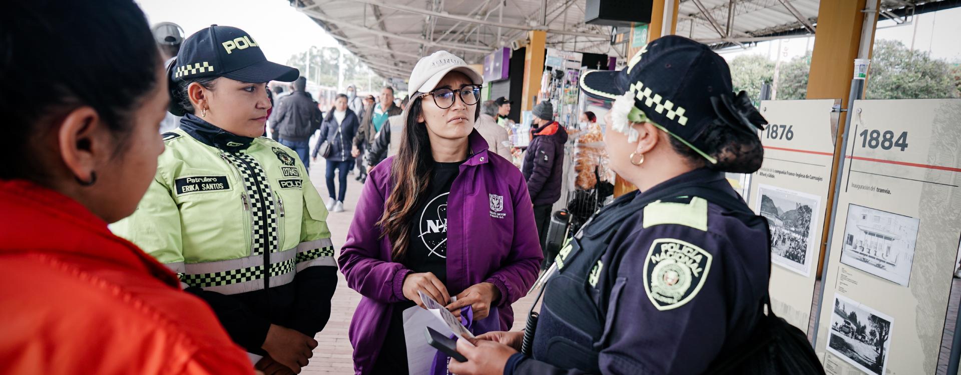 Funcionaria SDMujer en operación