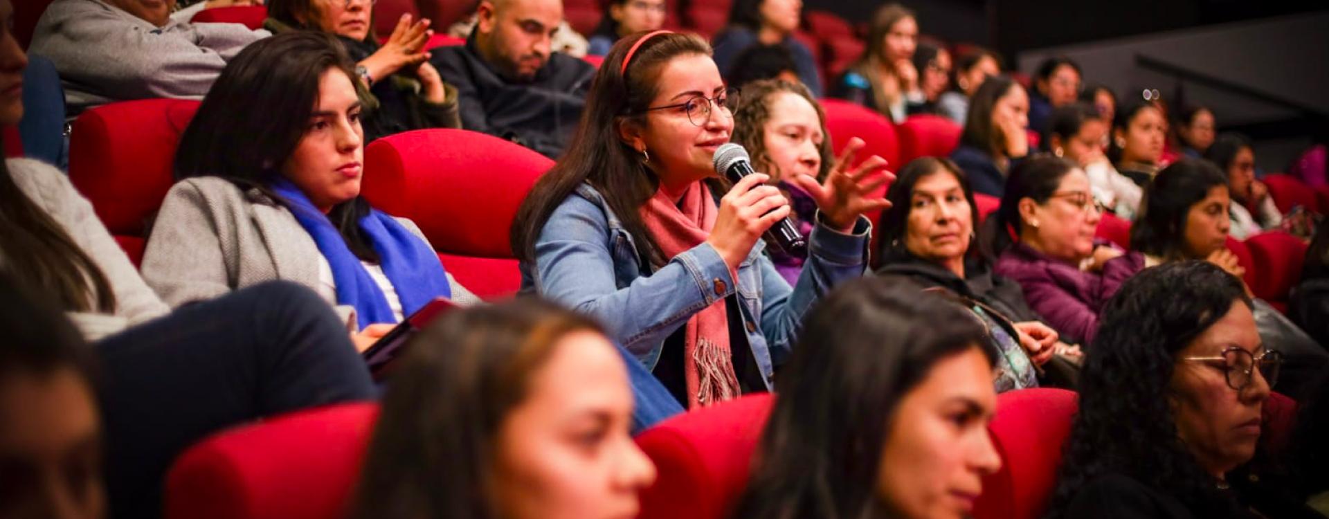 Mujeres en evento de SDMujer