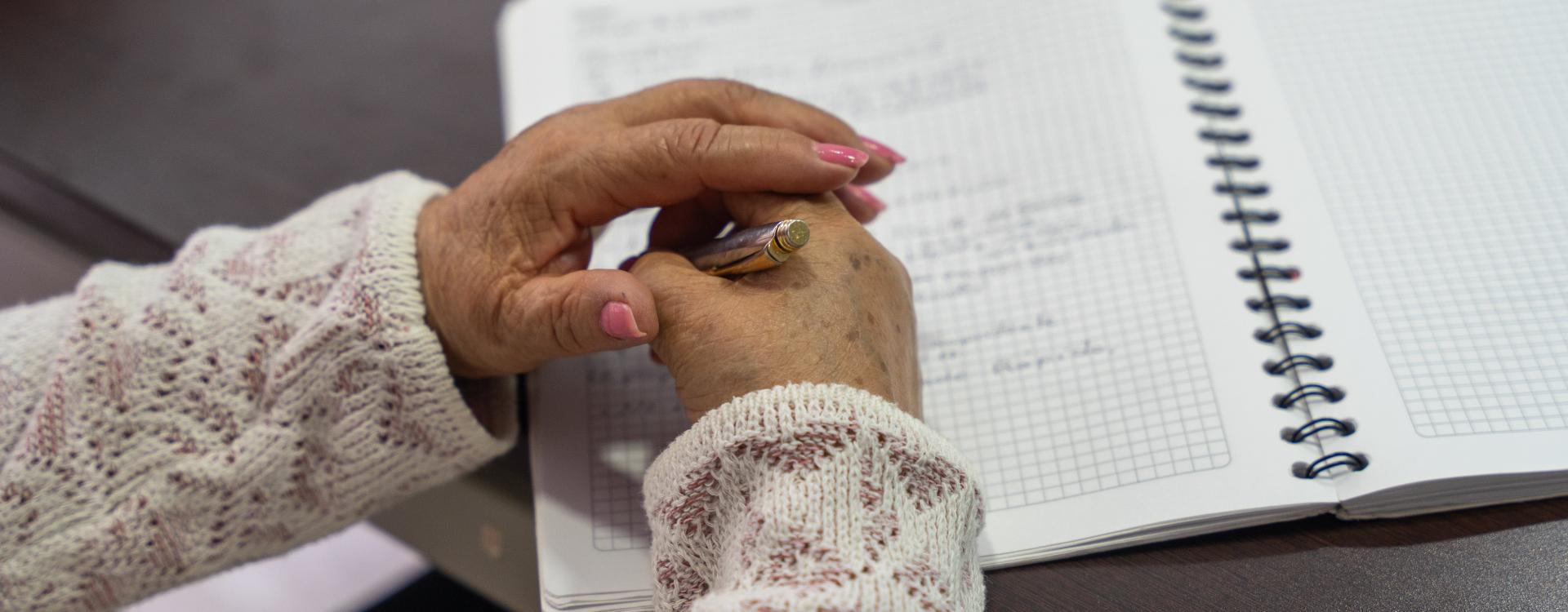 Manos de mujer sobre cuaderno