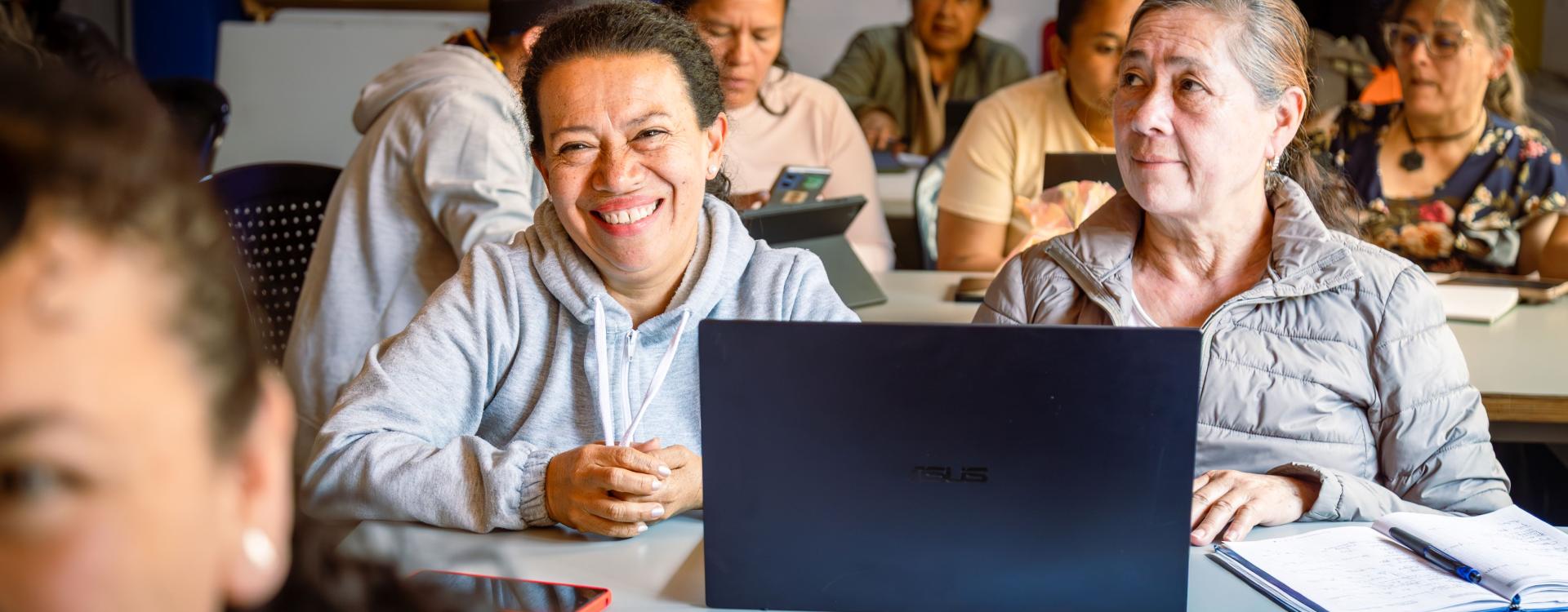Mujeres aprenden herrramientas digitales en los servicios de la SDMujer. 