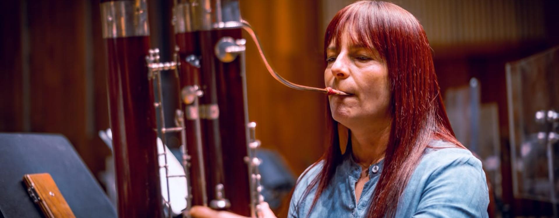 Mujer tocando un instrumento musical 