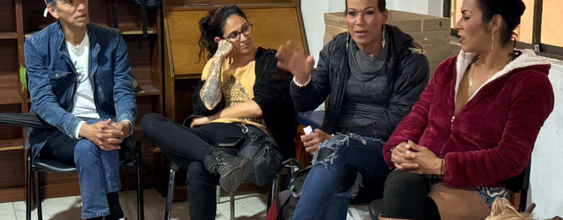 Mujeres que se dedican a las ASP asisten al espacio de socialización que adelantó el OMEG. 