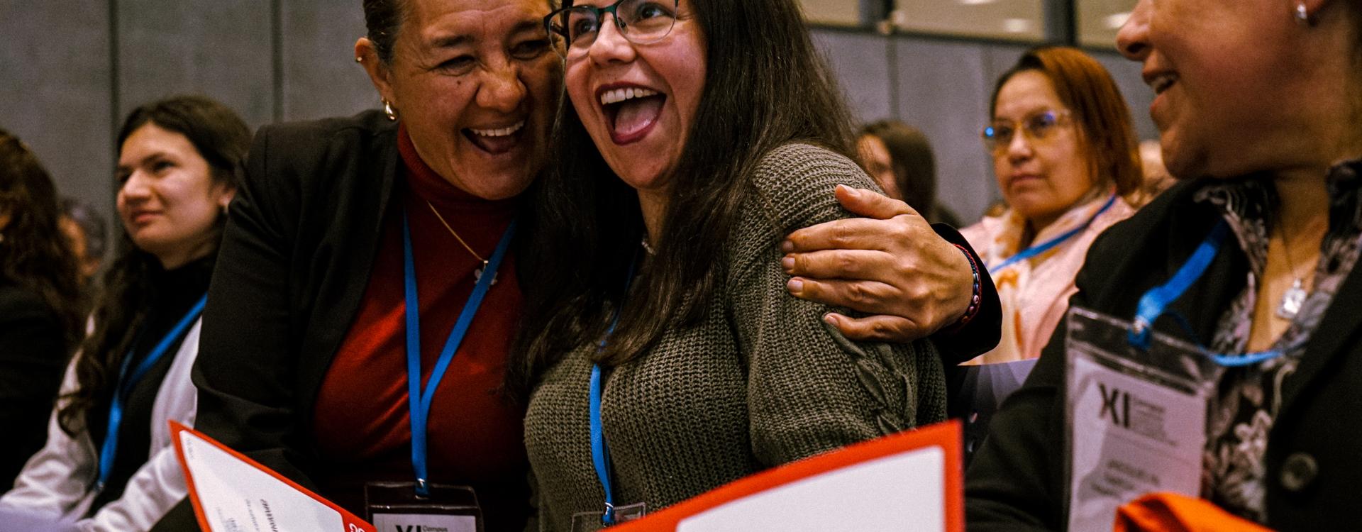 Mujeres beneficiarias de la Estrategia para la Autonomía Económica que tuvieron cursos con la CCB reciben un certificado de reconocimiento. 