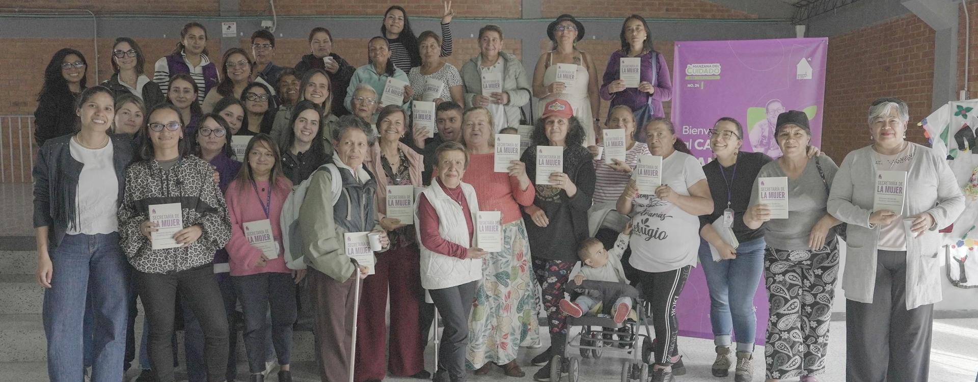 Parchando con la secre, Laura Tami, en la Manzana del Cuidado de Suba la Gaitana