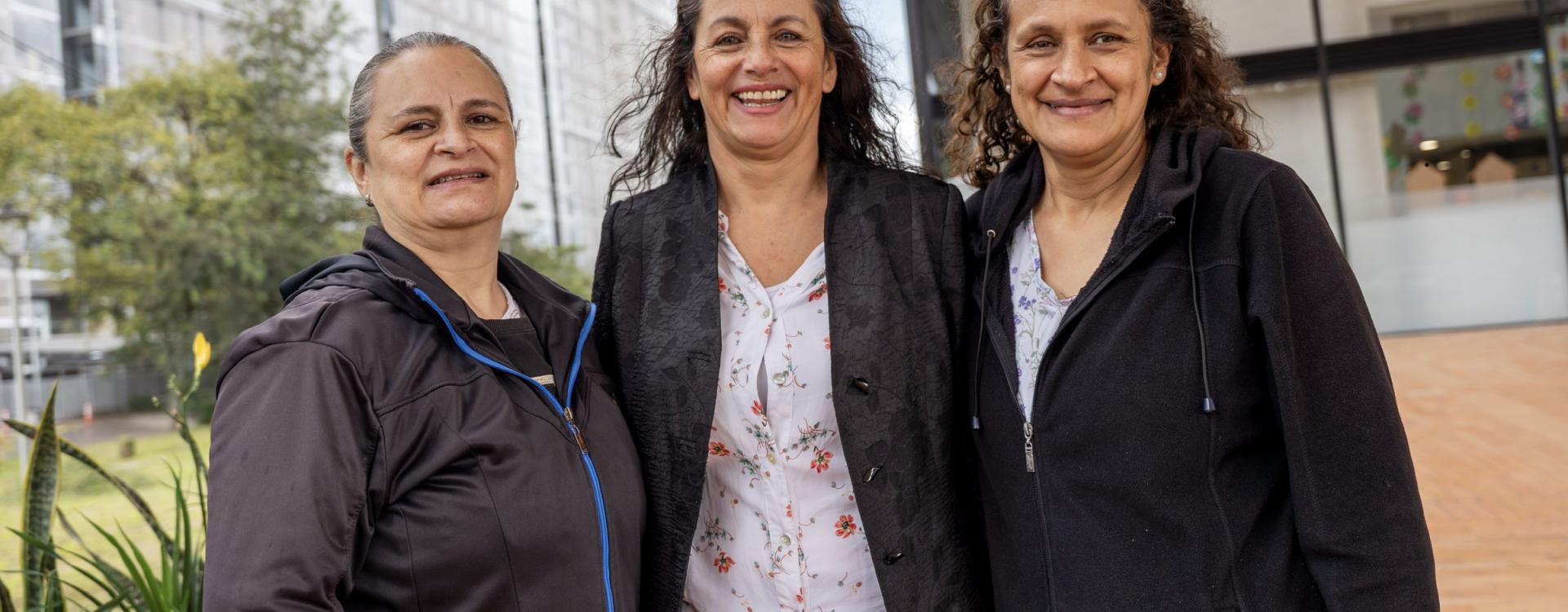 Mujeres abrazadas 