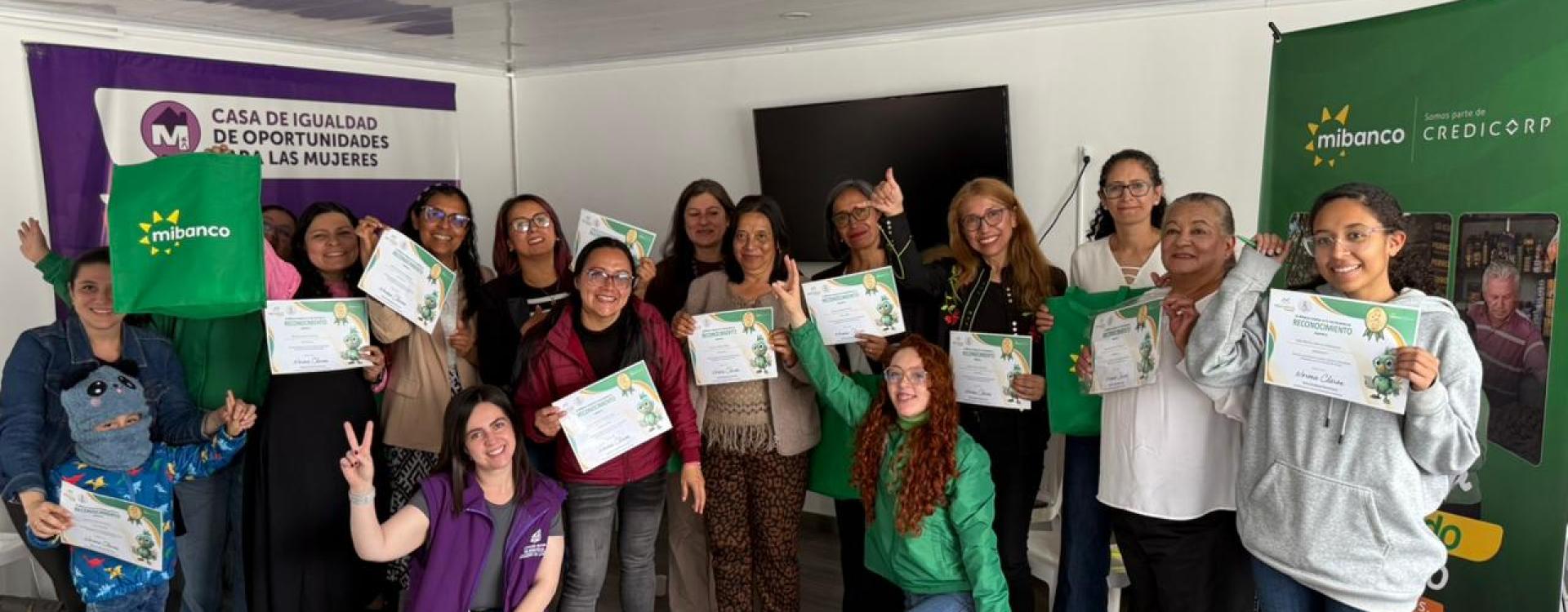 Mujeres beneficiarias de la Estrategia para la Autonomía Económica de la SDMujer celebran que fueron certificadas en temas financieros para sus emprendimientos.