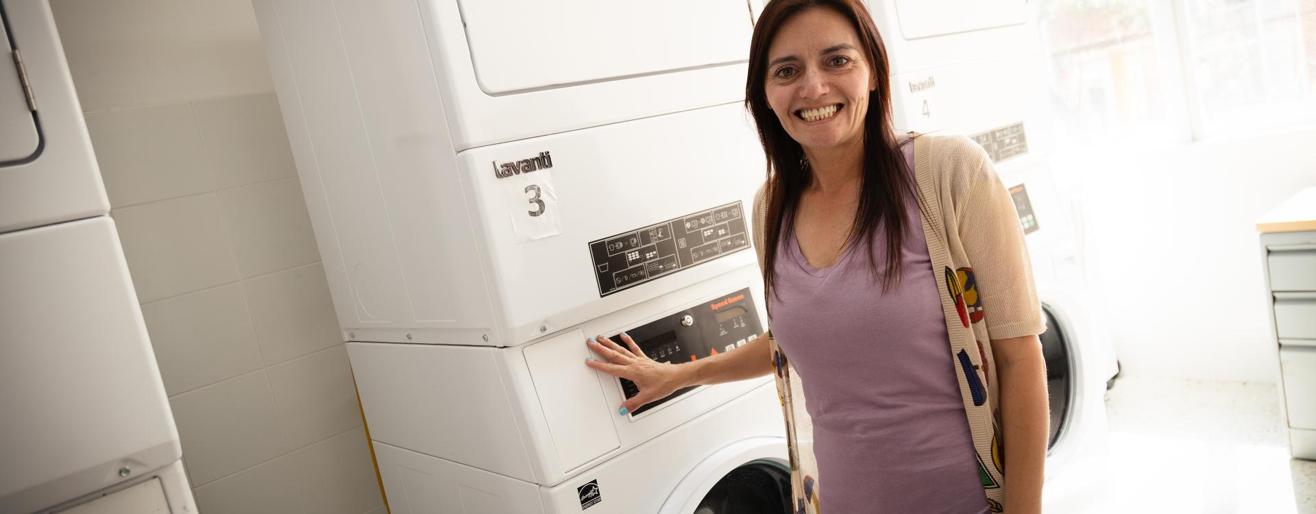 Mujer en las lavanderias del SIDICU