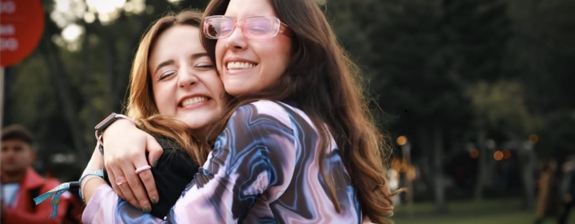 Mujeres abrazándose 