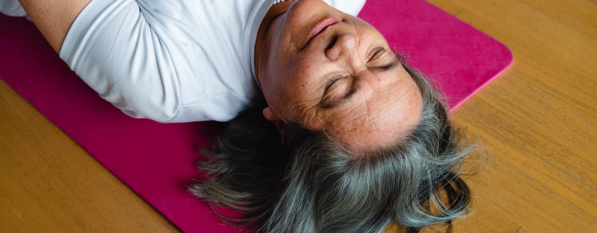 Mujer indígena descansado 
