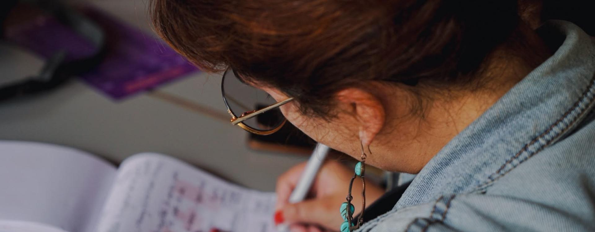 Mujer escribiendo 
