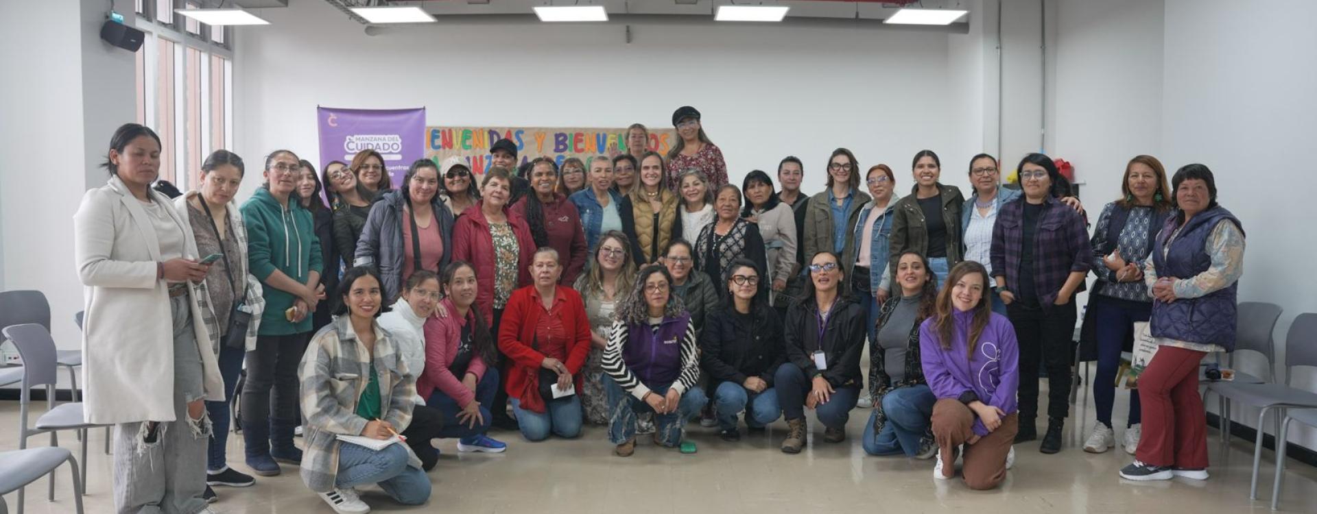 Mujeres cuidadoras de San Cristóbal participaron en «Parchando con la Secre», un espacio de diálogo con la Secretaría Distrital de la Mujer para compartir sus experiencias y fortalecer el Sistema Distrital de Cuidado.