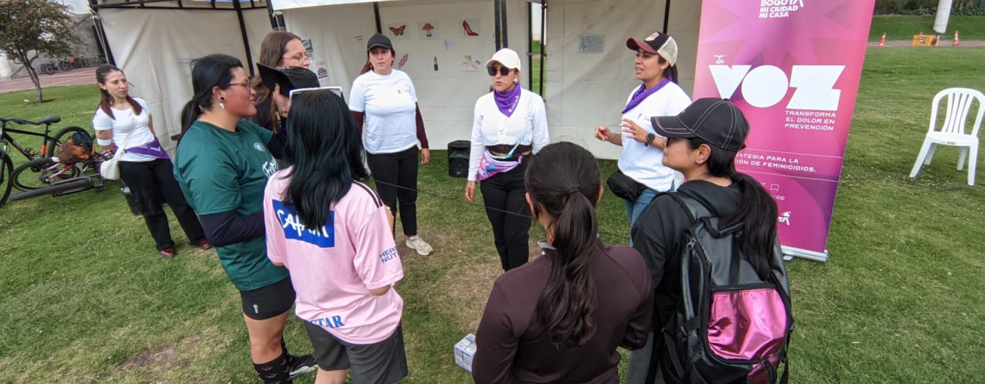 Hombres y mujeres de la comunidad hacen parte de ejercicio de Transformaciones Culturales