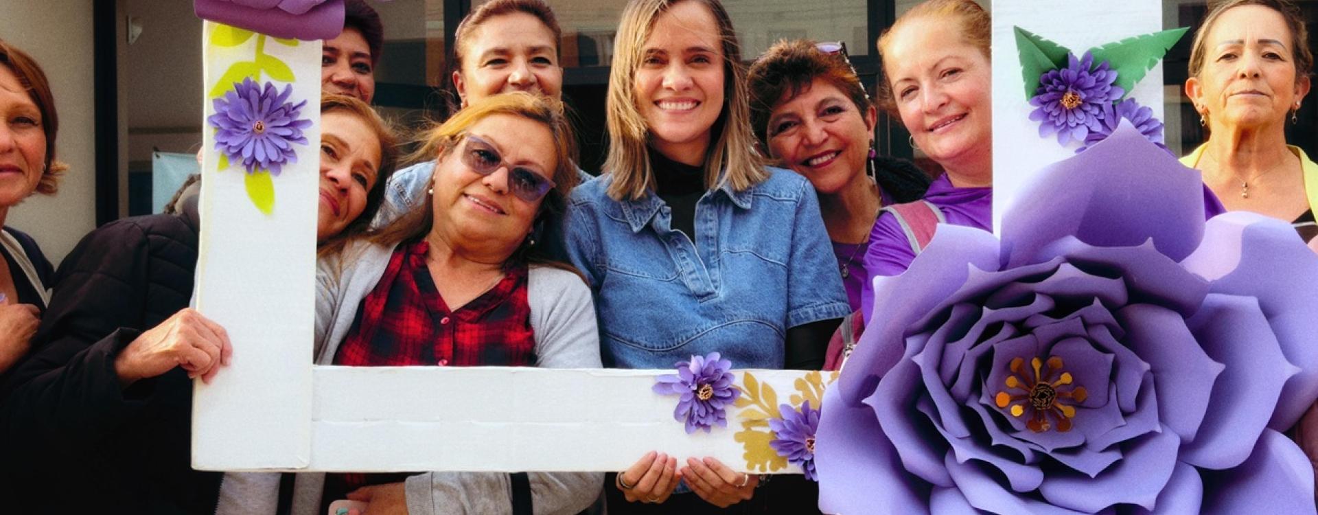 La secretaria Laura Tami dialoga con mujeres cuidadoras durante un encuentro de «Parchando con la Secre» en la Manzana del Cuidado de Campo Verde, en Bosa.