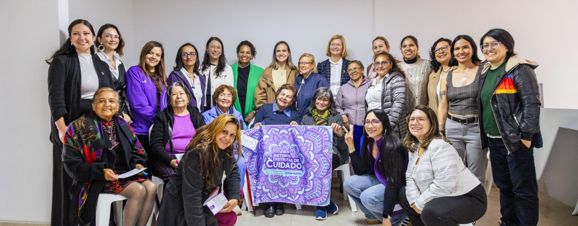 La embajadora de Canadá en Colombia, Elizabeth Williams; representantes de Global Affairs Canadá y ONU Mujeres; y la secretaria distrital de la Mujer, Laura Tami Leal, durante la entrega de herramientas del curso “Mujeres que cuidan, Mujeres que inciden”.