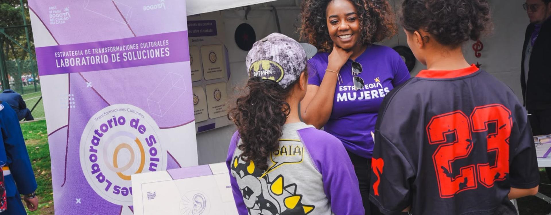 En Engativá, «Todas las rutas llevan a los derechos» invita a cuestionar las creencias que perpetúan las desigualdades y las violencias contra las mujeres.