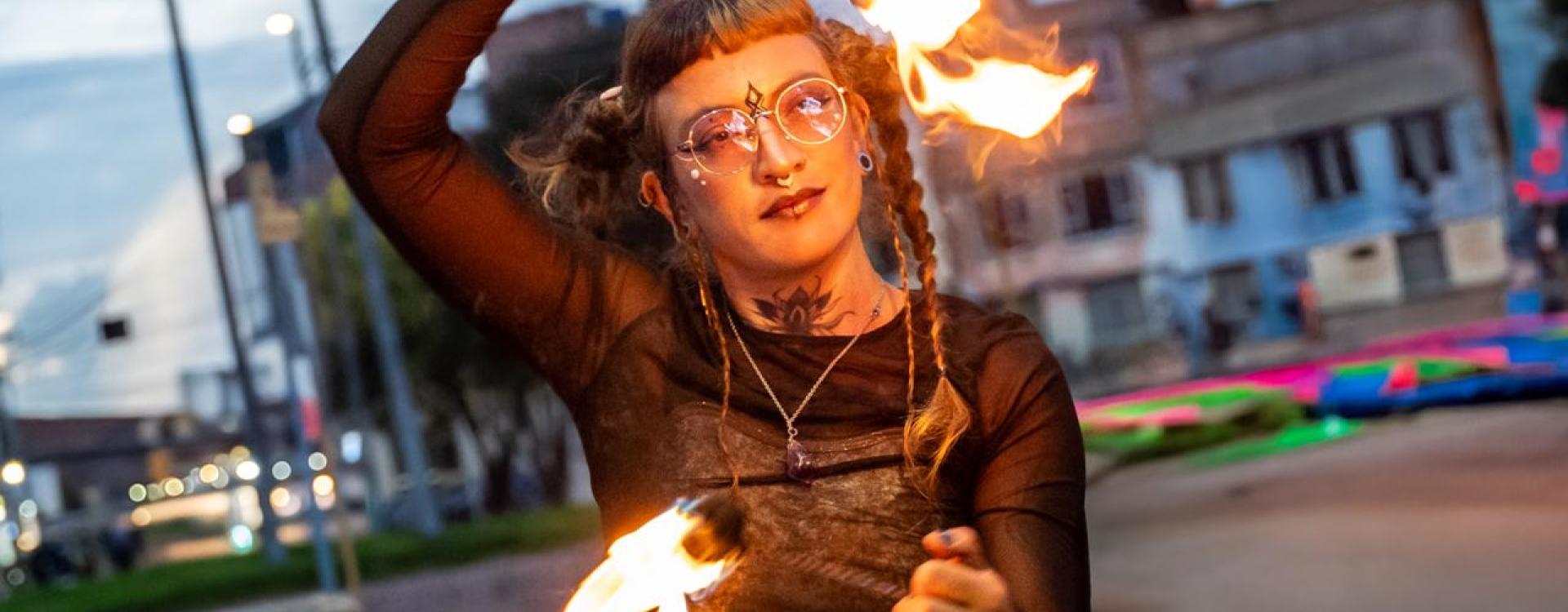 Mujer en la localidad de Engativá hace parte de una manifestación cultural organizada por la Secretaría de la Mujer. 